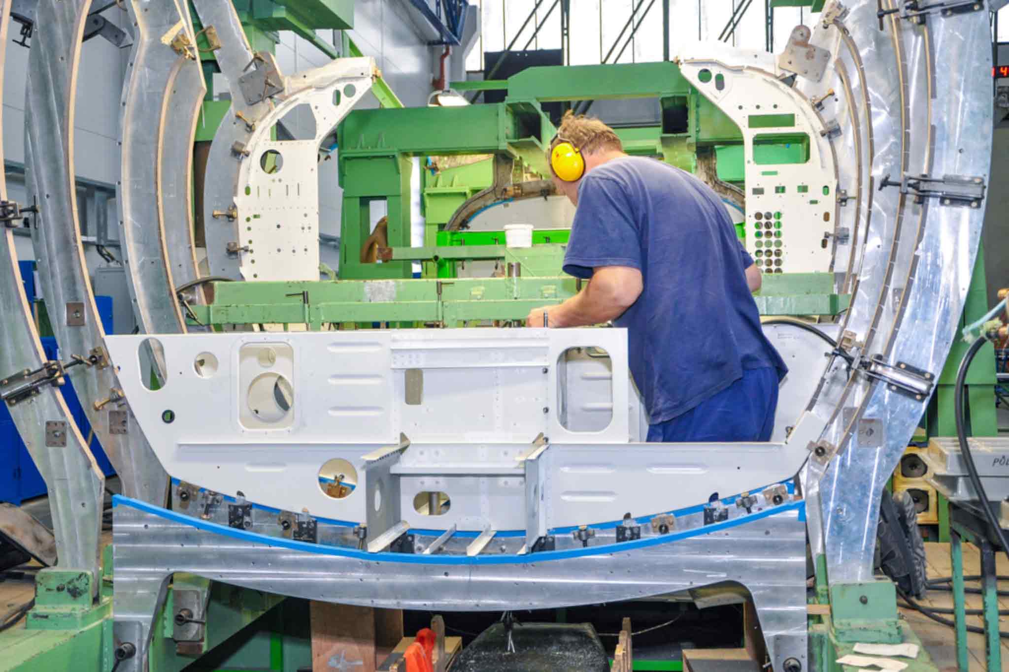 Ein Mitarbeiter von Aircraft Industries arbeitet innerhalb eines Flugzeugkorpusses.