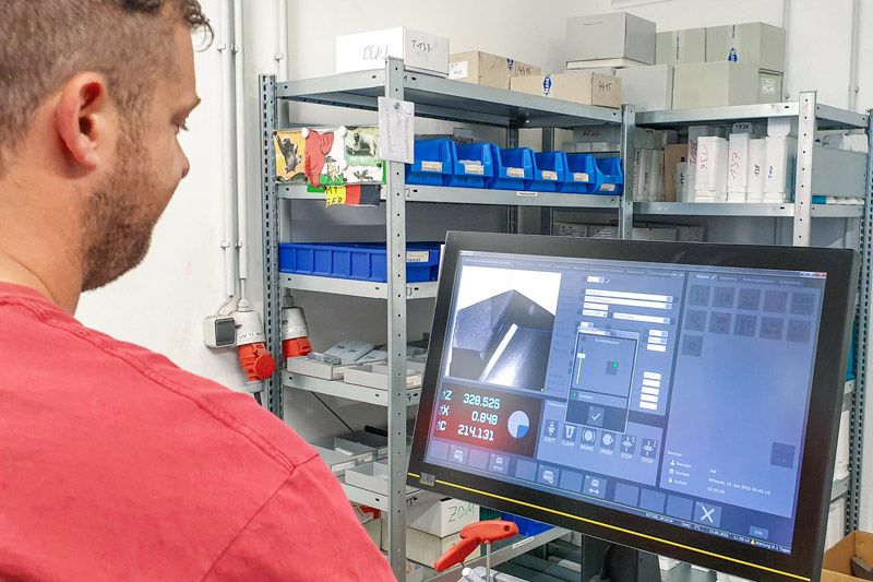 Sebastian Swiniarski from Schlote Harzgerode inspects the cutting edge of the PKD deep drill from MAPAL.