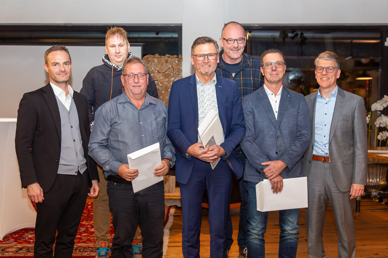 The picture shows a group of honoured MAPAL employees with Dr Jochen Kress and Lord Mayor Frederick Brütting.