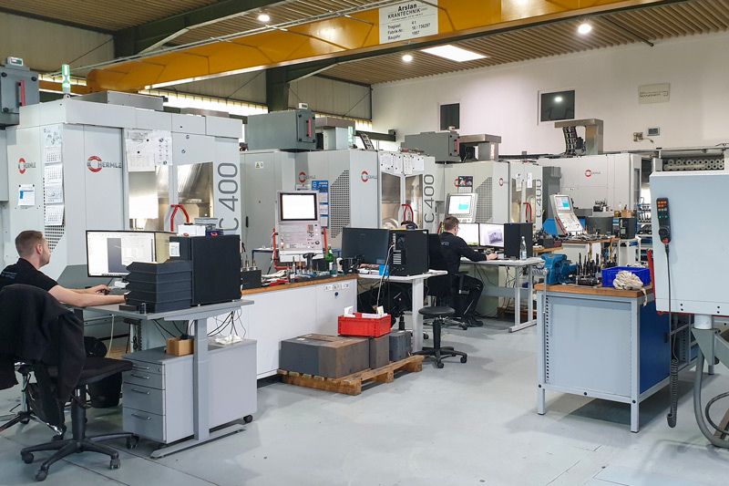 Das Bild zeigt ein Bearbeitungszentrum von Hermle.