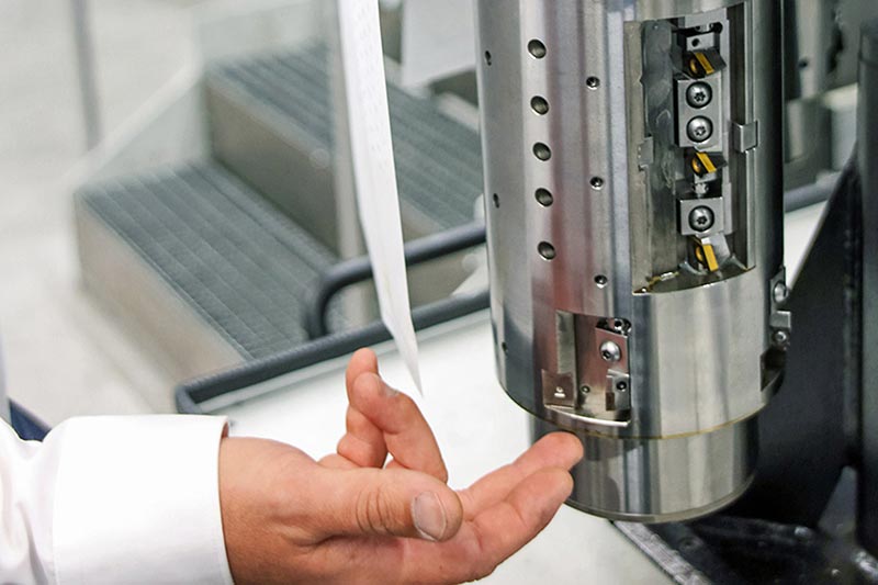 Two arms illustrate the length of the tool, which is suspended.