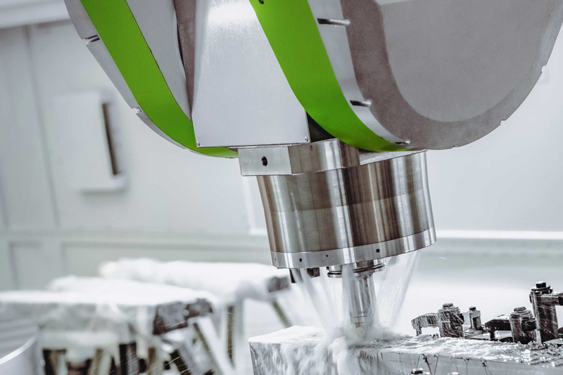 A NeoMill-Titan from MAPAL is used for face milling on the six-axis gantry machine FZ42 from Zimmermann.