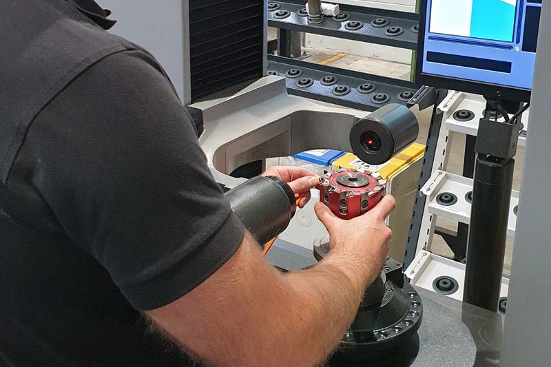 Ein PKD-Fräskopf wird eingestellt.