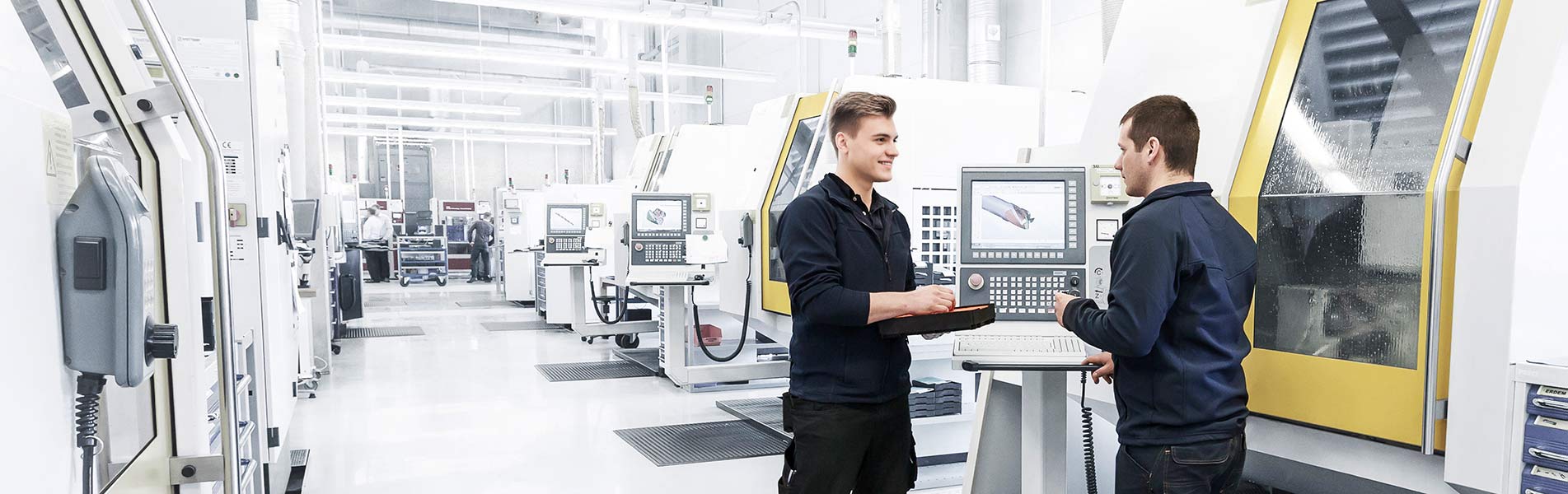 Two MAPAL employees in production at the Altenstadt centre of competence.