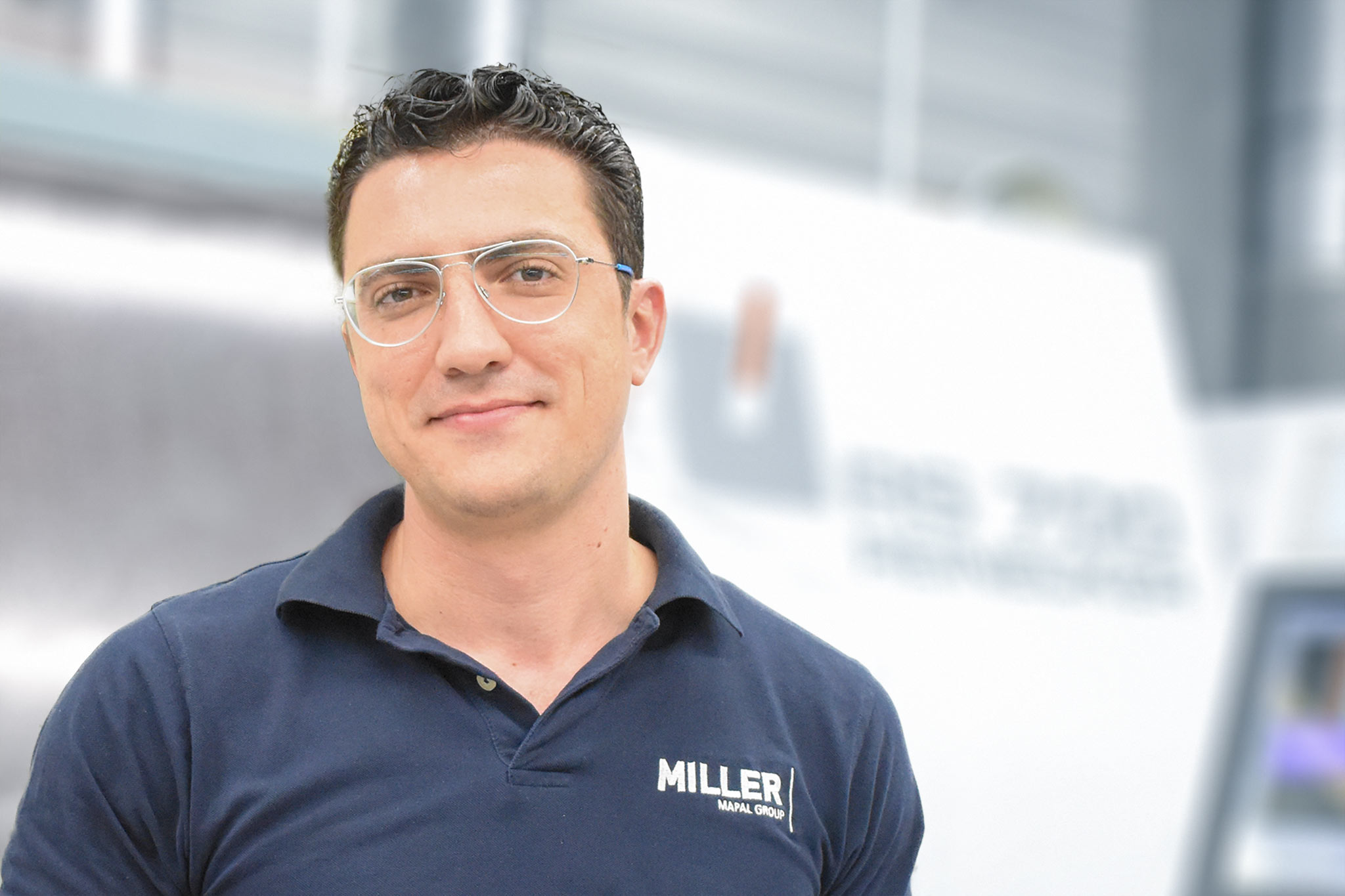 The picture shows Bakr Chareeb, CNC cylindrical grinder at the Altenstadt site.