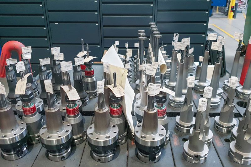 Eine Reihe an voreingestellten Werkzeugen von MAPAL stehen zum Einlagern ins UNIBASE Ausgabesystem bereit.