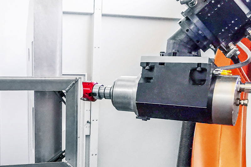 The PCD milling cutter FlyCutter from MAPAL clamped in the robot from KADIA in front of the battery tray.