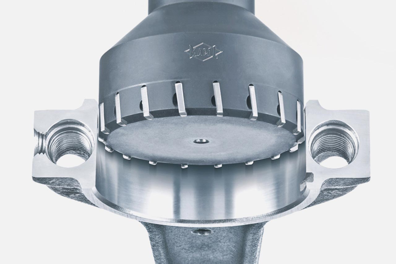 An open connecting rod is used as an example to show how a MAPAL reamer processes the large eye.