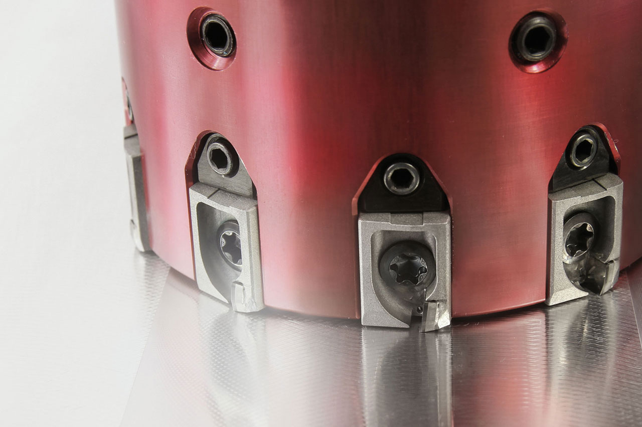 A PCD face milling cutter from MAPAL during machining achieves a very high quality milling surface.