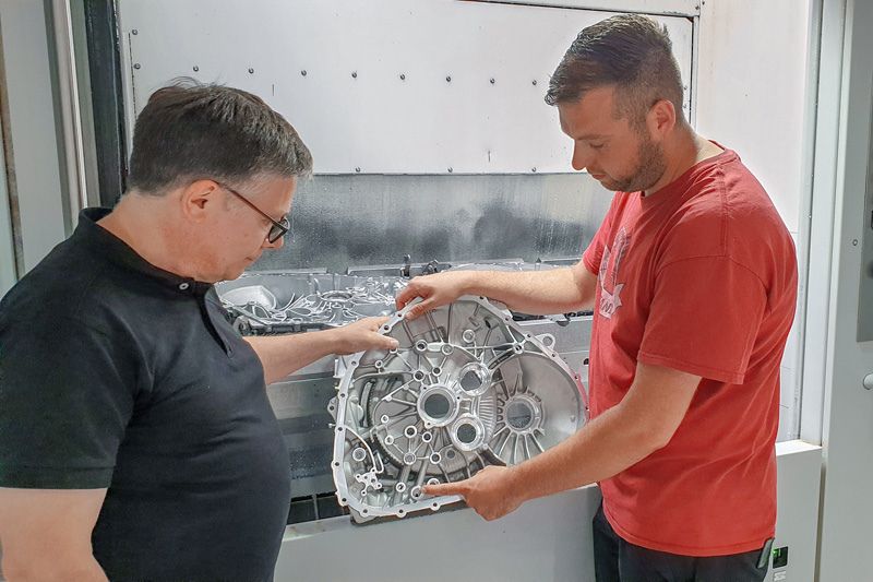 The picture shows Stefan Frick (MAPAL) and Sebastian Swiniarski (Schlote) in discussion.