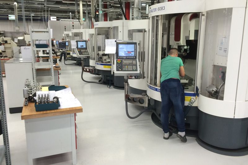 The picture shows a view of the tool grinding area during pre-processing.