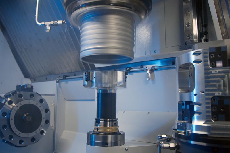 The image depicts the roughing process of the internal diameters on the workpiece