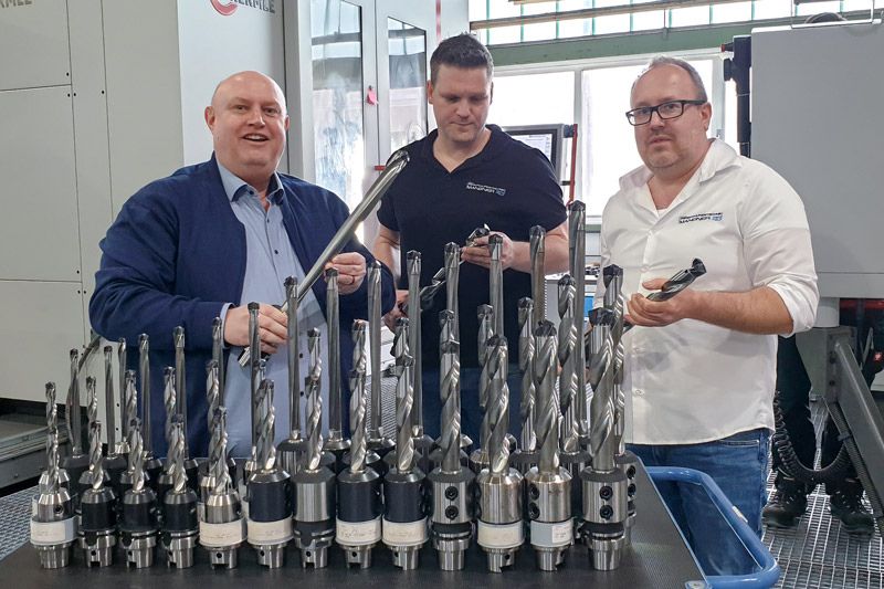 Die Projektverantwortlichen Uwe Rein, Dominik Geßner und Mike Mangner mit dem Werkzeug.