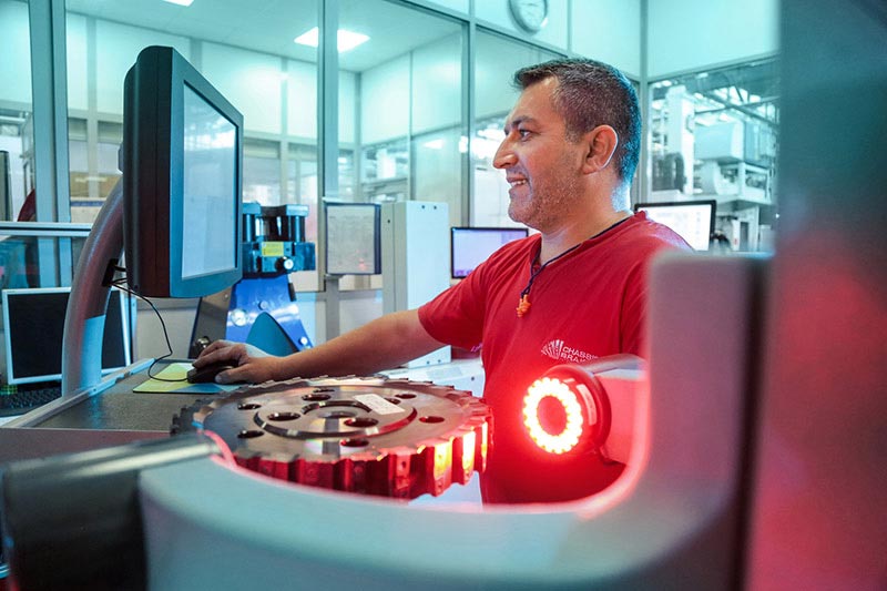 Ein Mitarbeiter von Hitachi vermisst am Einstellgerät im Einstellraum einen Scheibenfräser von MAPAL.