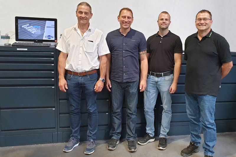 Das Bild zeigt von links Helmut Häckl (SMI), Matthias Hahn (MAPAL), Michael Stockbauer (MAPAL) und Albert Neumeier (SMI).