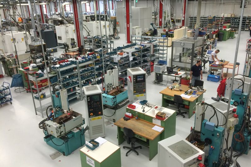 The picture shows the pre-machining area at MAPAL WWS.