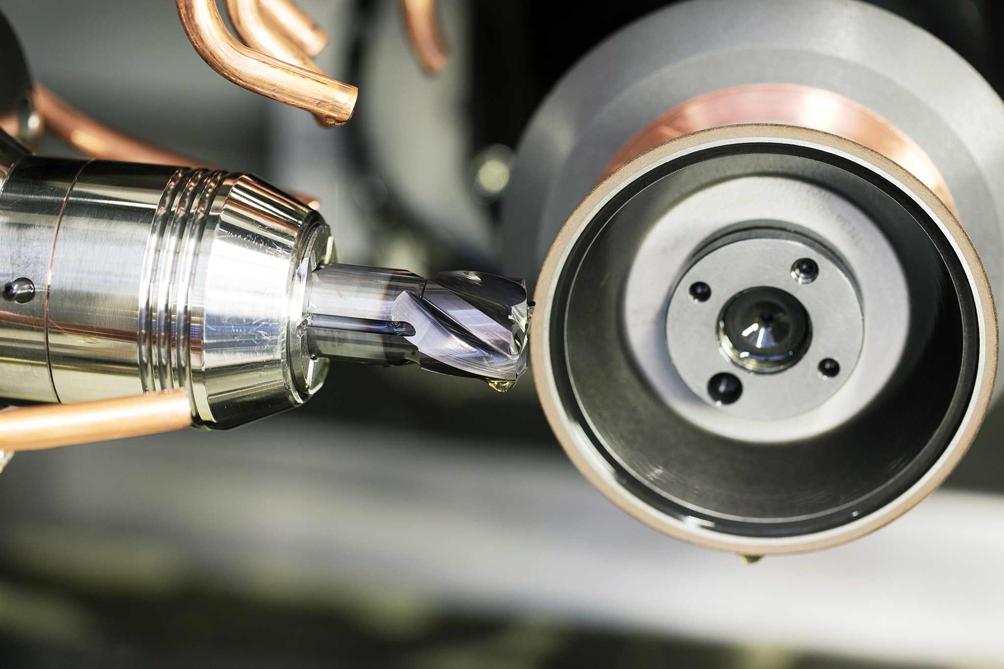 A milling cutter is reground.