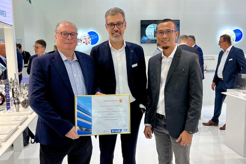 The picture shows Claudio Gabos with Walter Divisi and Dicky Abdurakhmat