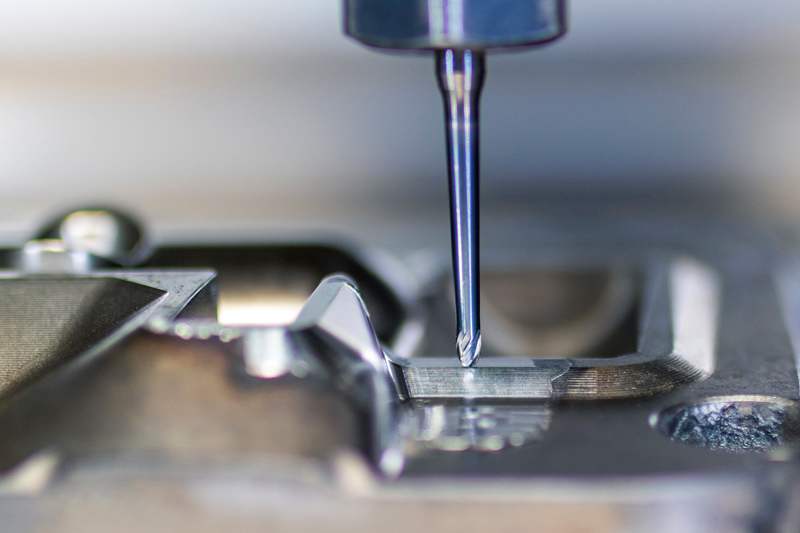 The picture shows the OptiMill-3D-CR corner radius milling cutter from MAPAL during machining.