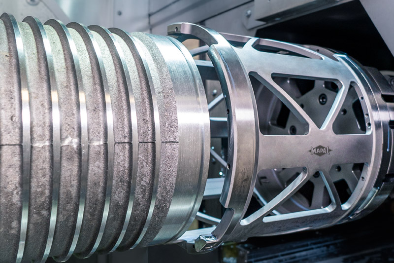 The fine boring tool from MAPAL for external machining of pot-shaped stator housings for electric motors.