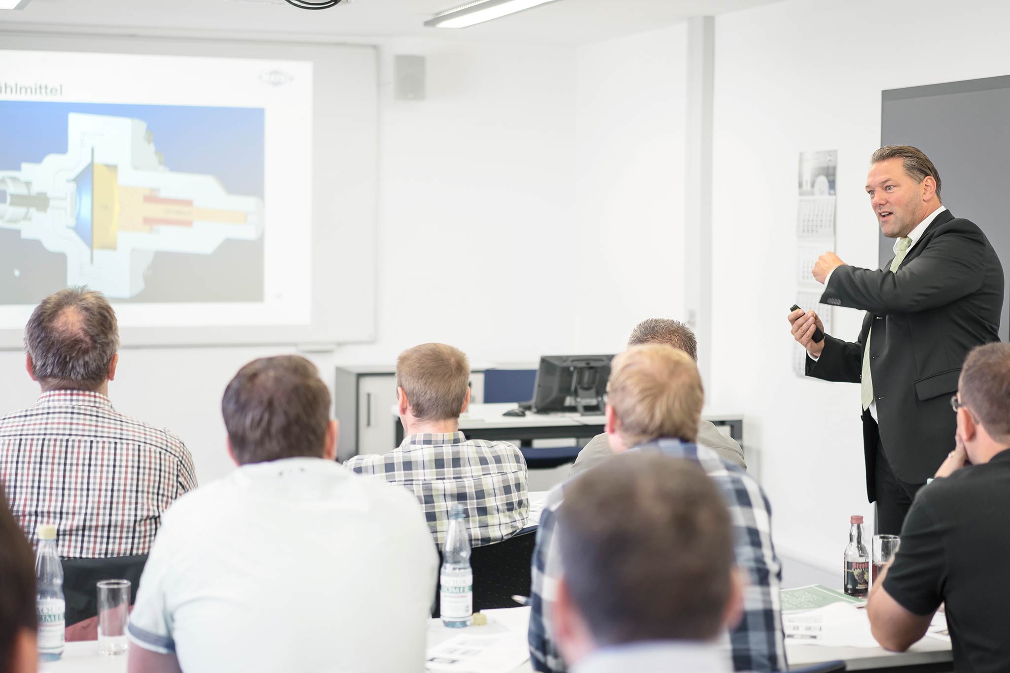 Proven specialists impart their knowledge in the MAPAL Academy.