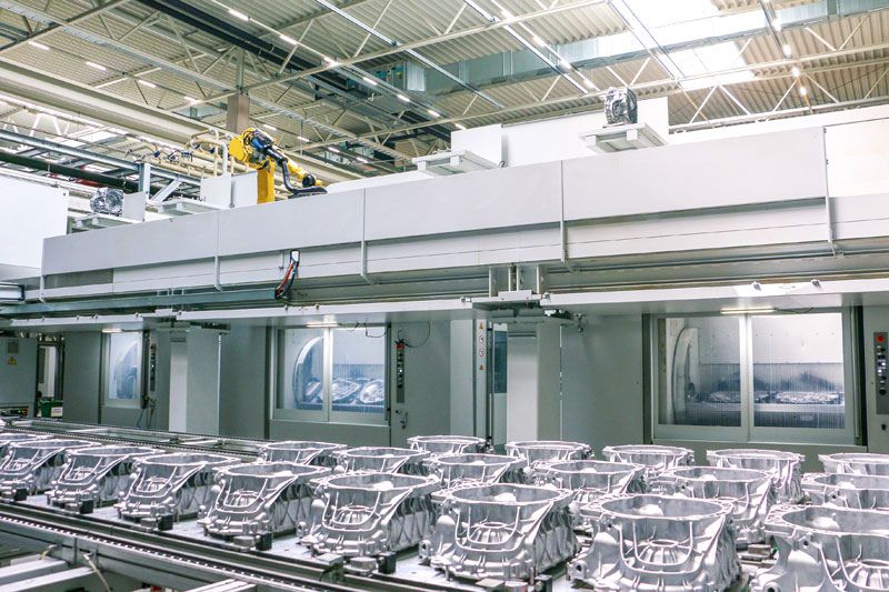 A look at the production cells at Schlote Harzgerode shows various clutch housings in front of the machines.