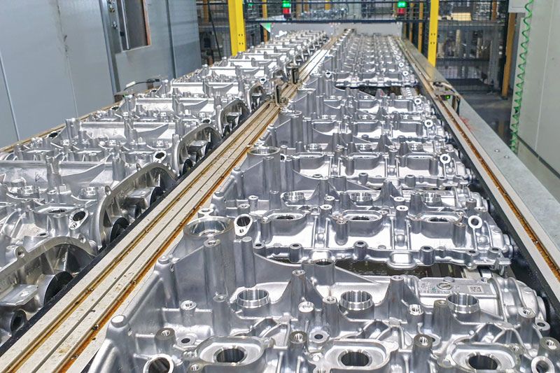 Das Bild zeigt eine große Menge an Zylinderkopfhauben von Schabmüller Automobiltechnik.