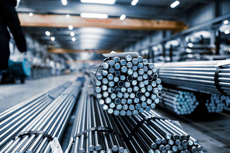 Der Blick in die Lagerhalle von GABO STAHL zeigt eine Vielzahl an Rundstählen.