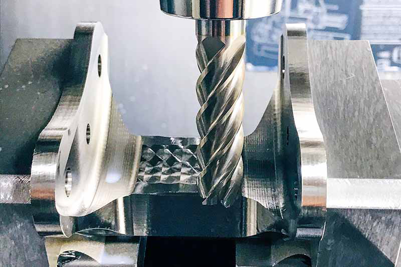 A specially designed raised head cutter and the hydraulic chuck UNIQ Mill Chuck can be seen in the machine.