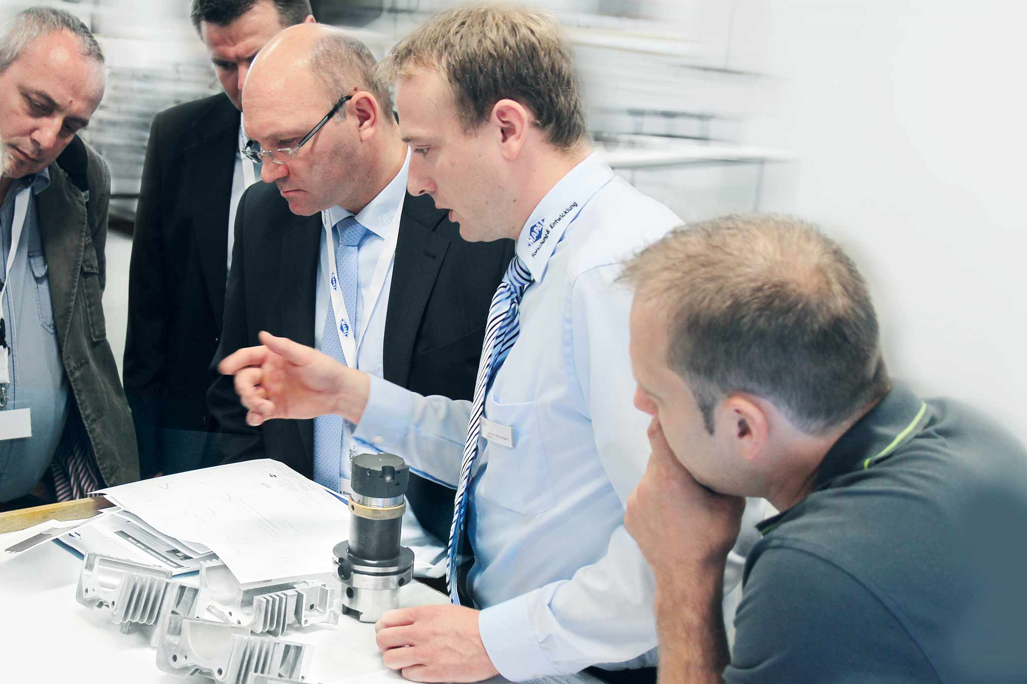 In customer-specific seminars, the MAPAL specialists plan the content specifically for the needs of the individual customer and his employees.