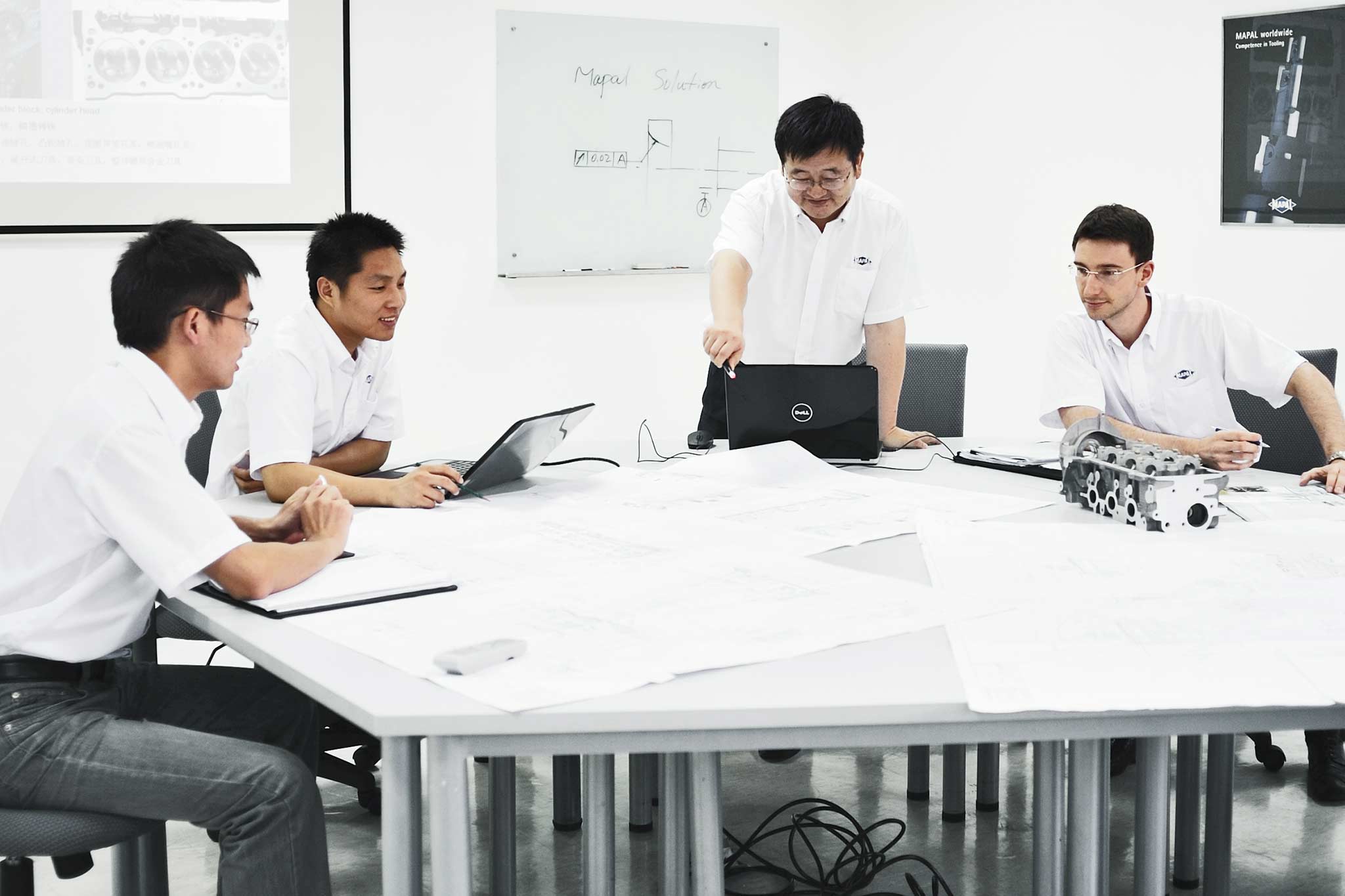 The participants of an advanced seminar discuss a topic.